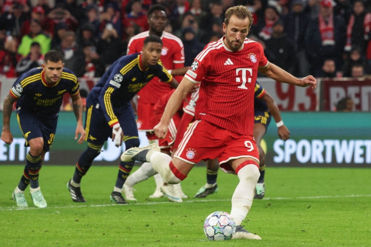 Harry Kane transforme le pénalty du 2-1 pour le Bayern contre Arsenal mercredi en Ligue des champions.