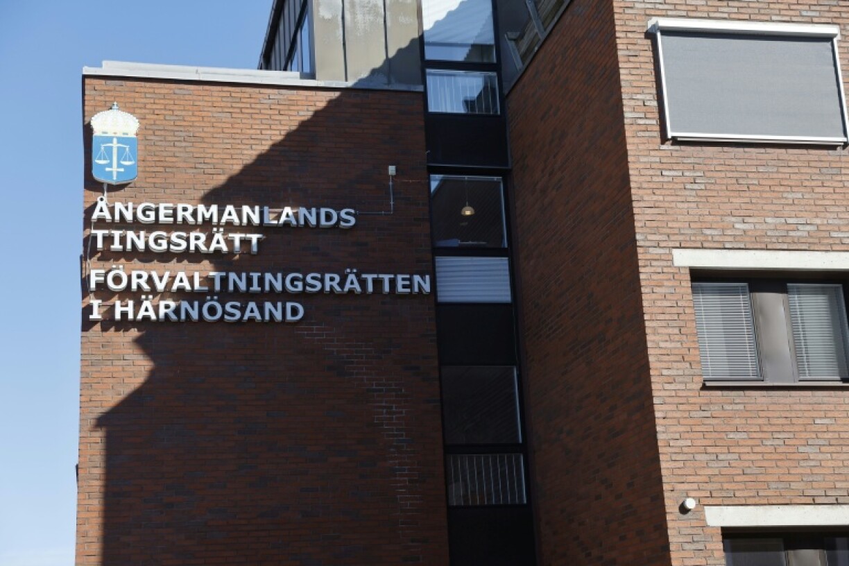 In Schweden hat ein Prozess gegen einen Mann begonnen, der seine Frau dazu genötigt haben soll, gegen Geld Sex mit etwa 120 Männern zu haben. Die Anklage wirft dem 62-Jährigen schwere Zuhälterei, Vergewaltigung und Körperverletzung vor.