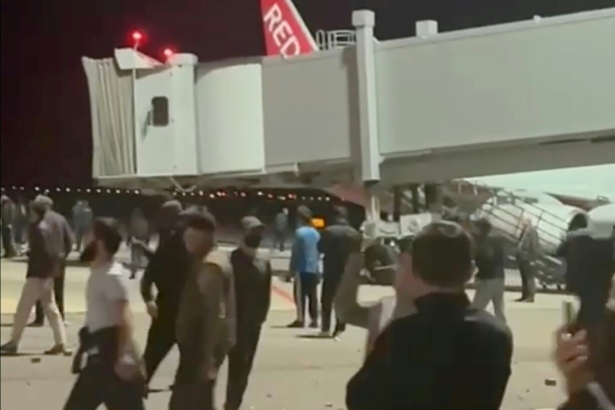Sur cette capture d'écran d'une vidéo publiée sur la chaîne Telegram de @askrasul le 29 octobre 2023, des manifestants se trouvent sur l'aire de stationnement de l'aéroport de Makhatchkala, en Russie
