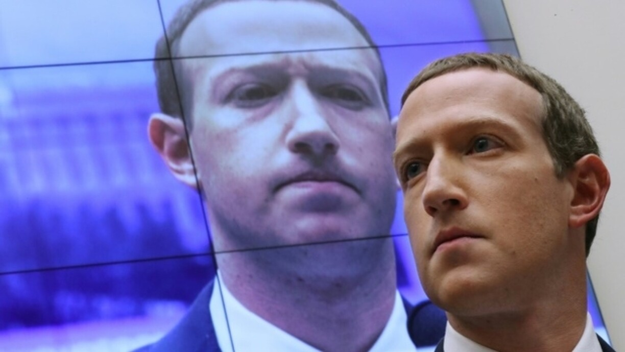 Avec une photo de lui sur un écran à l’arrière-plan, le patron de Facebook, Mark Zuckerberg, témoigne devant une commission du Congrès américain, le 23 octobre 2019