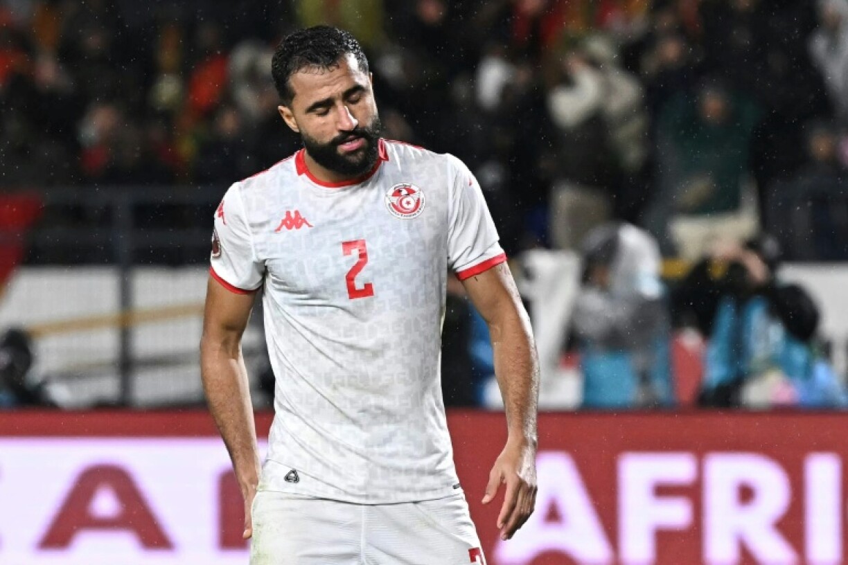 Le joueur tunisien Ali Abdi dépité après avoir manqué son tir au but, contre le Mali en Coupe d'Afrique des nations, le samedi 3 janvier 2026, à Casablanca