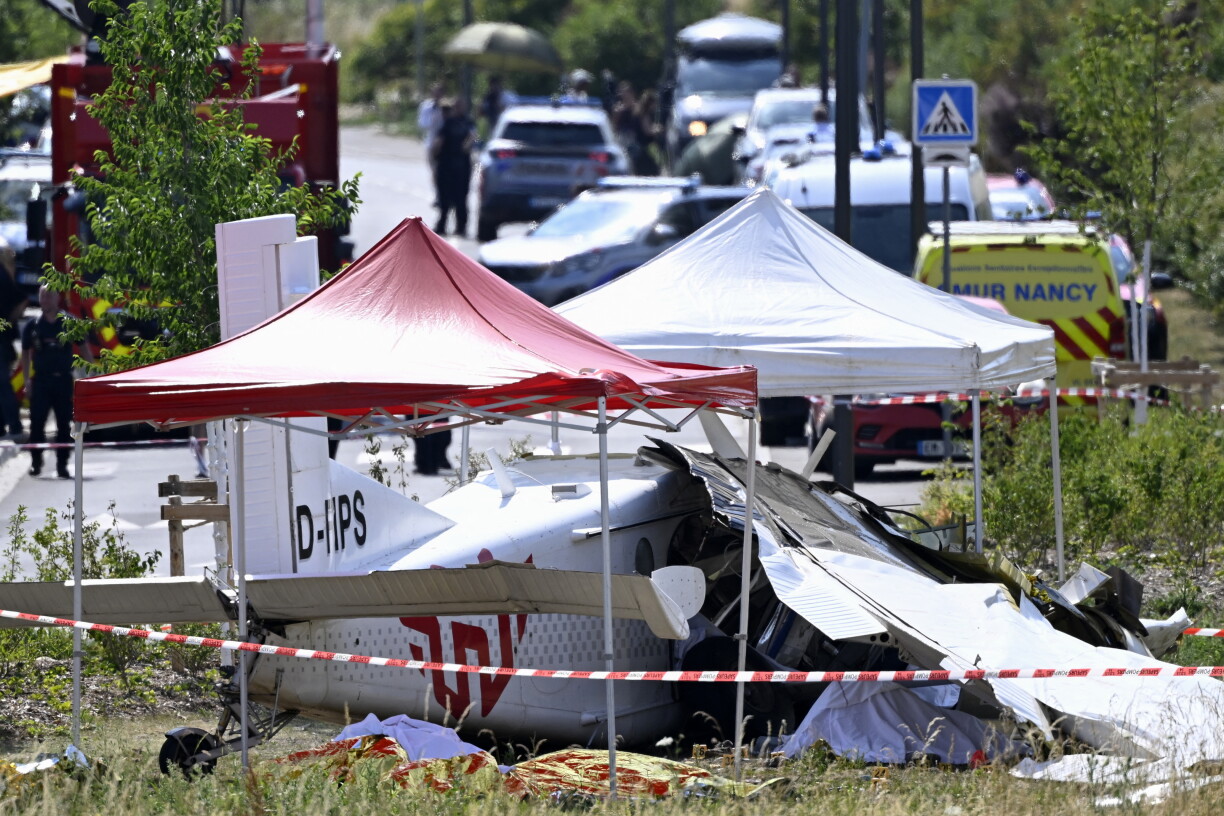 L'épave du Pilatus PC-6 après son crash. Cet avion léger ne peut que transporter 11 personnes: dix passagers et le pilote.
