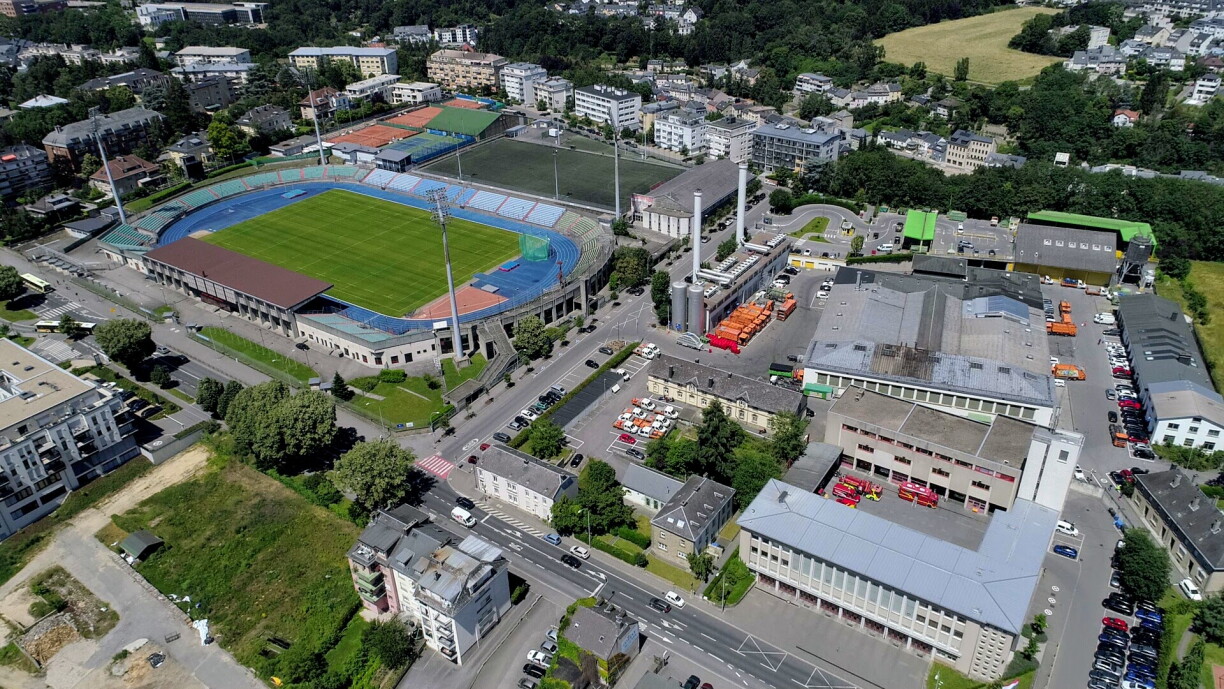 Au premier plan: la caserne de la route d'Arlon