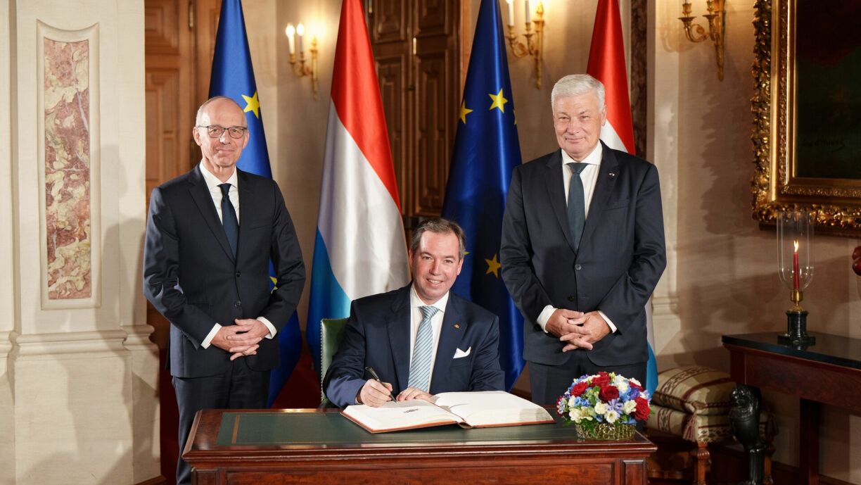 Prime Minter Luc Frieden (left), Hereditary Grand Duke Guillaume (centre), and CHamber President Claude Wiseler (right).