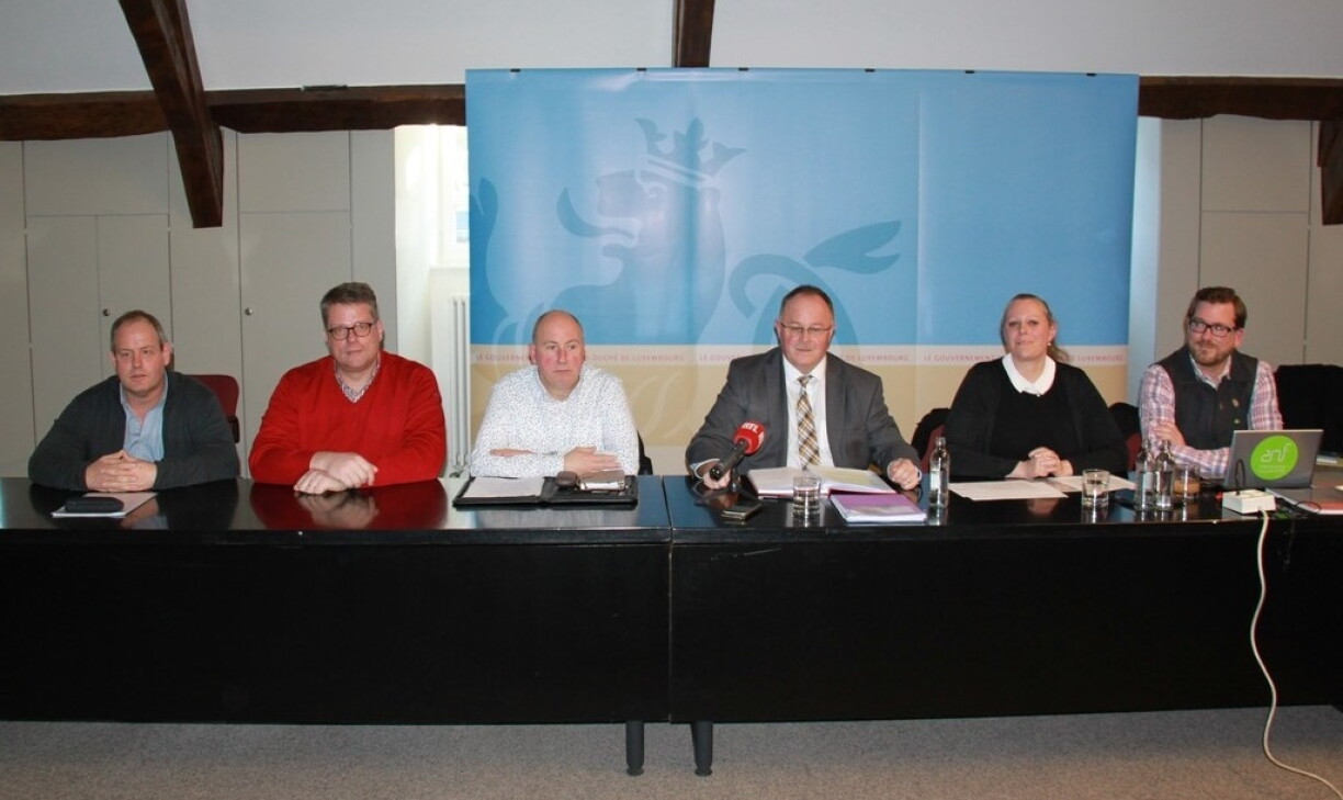 Op der Foto vu lénks no riets: Eugène Reiter, Vice-Président de la Fédération St-Hubert des Chasseurs du Grand-Duché de Luxembourg; Romain Wester, éleveur porcin; Félix Wildschutz, directeur de l’Administration des Services Vétérinaires; Romain Schneider, ministre de l'Agriculture, de la Viticulture et du Développement rural; Carole Dieschbourg, ministre de l’Environnement, du Climat et du Développement durable; Laurent Schley, directeur de l’Administration de la nature et des forêts.