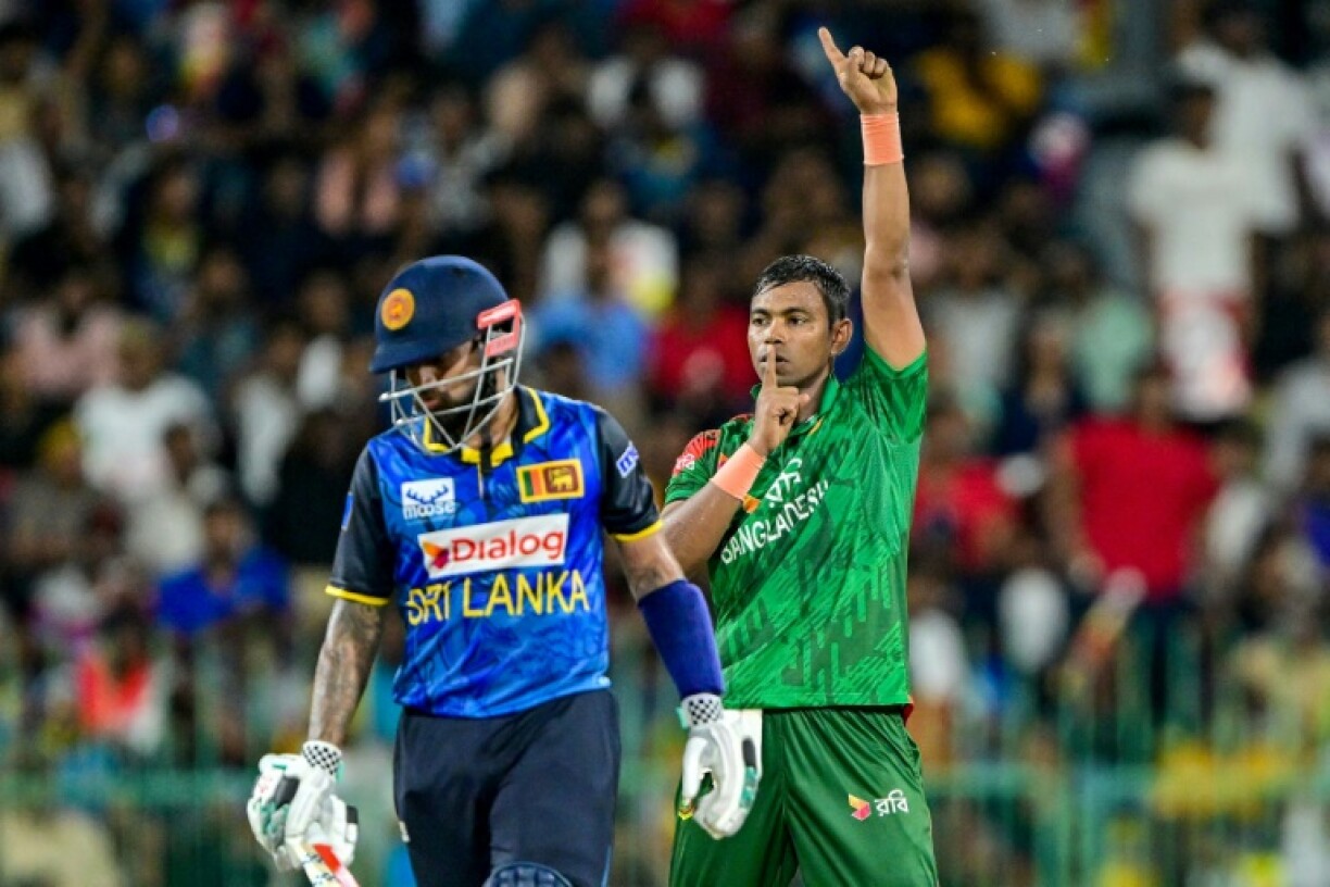 Bangladesh's Tanvir Islam (R) delivered career-best figures as Bangladesh held their nerve to beat Sri Lanka