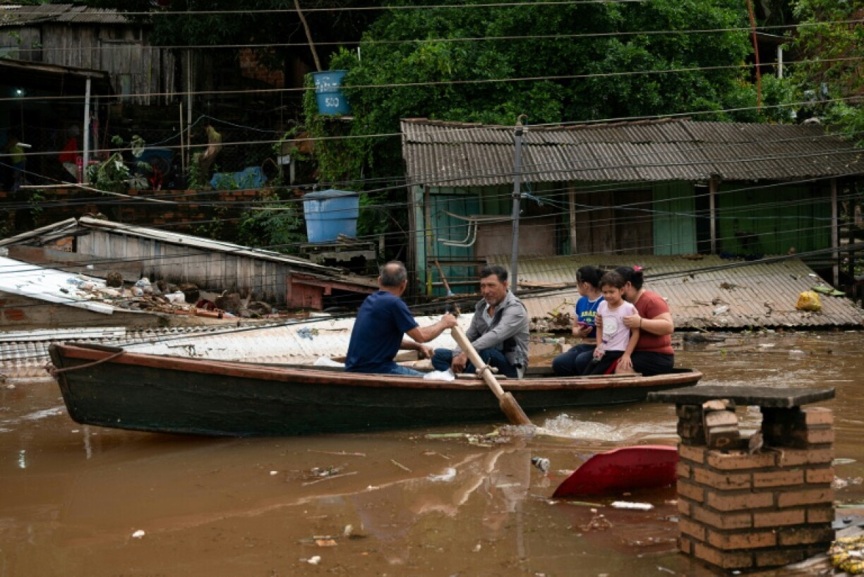 Des habitants sur une barque après les inondations à Ciudad del Este, au Paraguay, le 15 octobre 2026