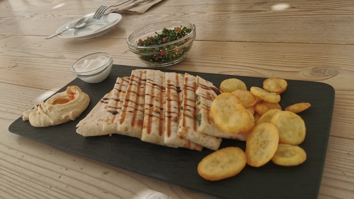 Les Arais végétariens: des morceaux de pizza libanaise aux épinards et au fromage servis avec houmous et batata.