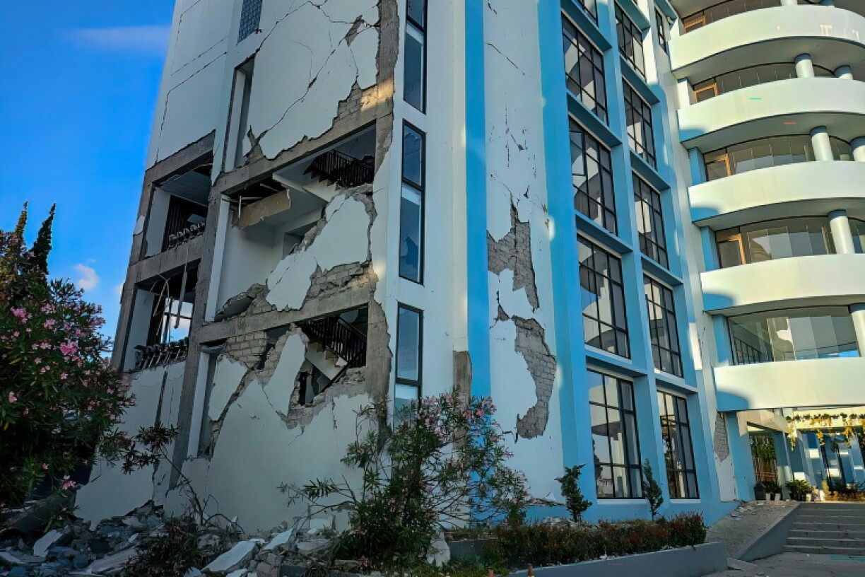 Un bâtiment endommagé à la suite du séisme de magnitude 7,7 qui a frappé la province de Nusa Tenggara oriental, en Indonésie, le 15 août 2026
