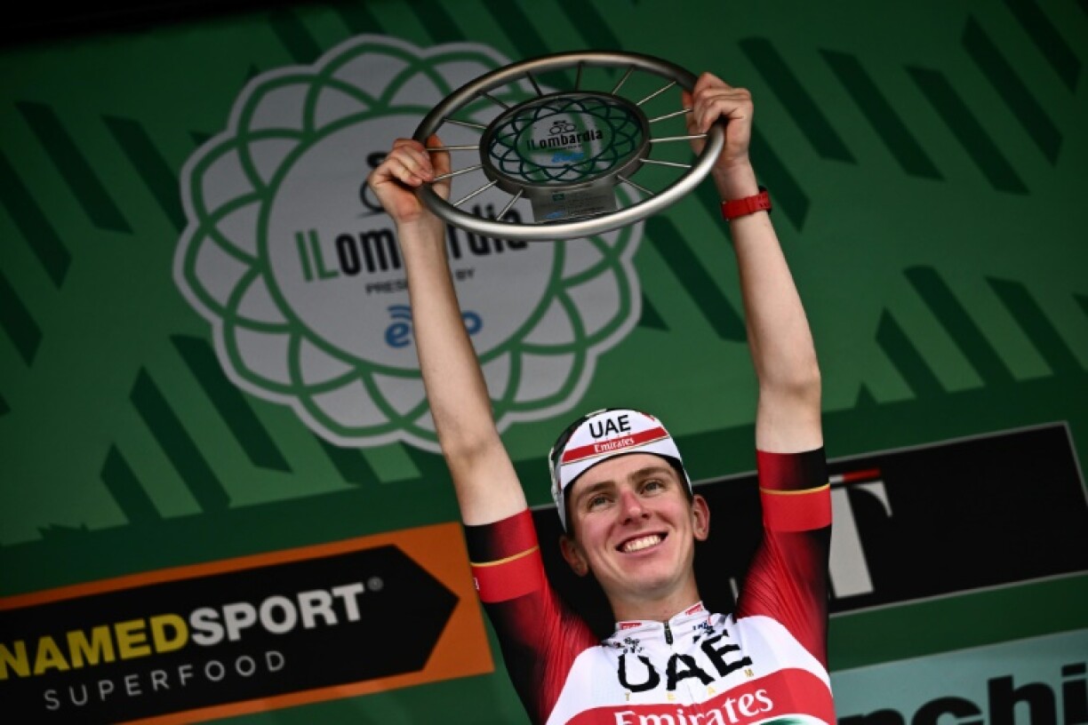 Le Slovène Tadej Pogacar soulève le trophée du vainqueur du Tour de Lombardie, le 8 octobre 2022.