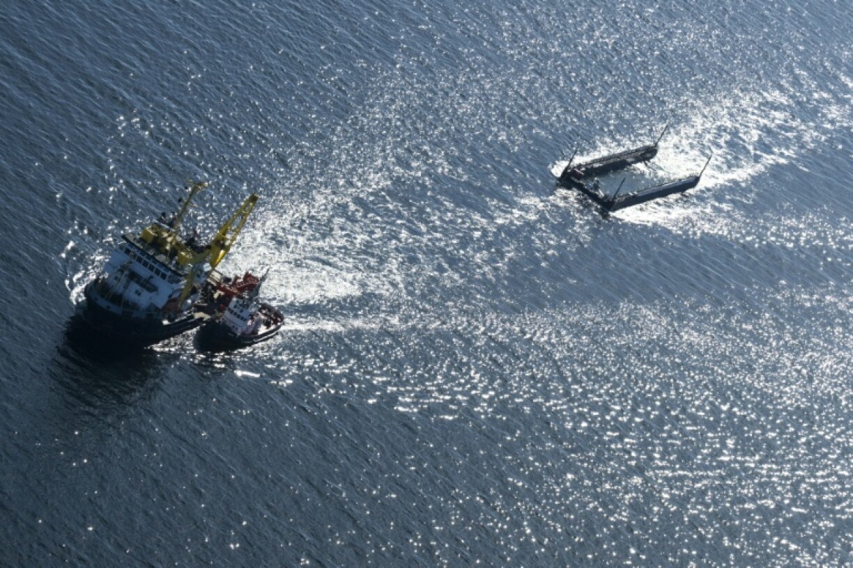 Vue aérienne, le 29 avril 2026, du navire remorquant la baleine à bosse secourue dans une barge spéciale le long de la côte danoise, en route vers la mer du Nord après s'être échouée sur un banc de sable près de Lübeck, en Allemagne, fin mars
