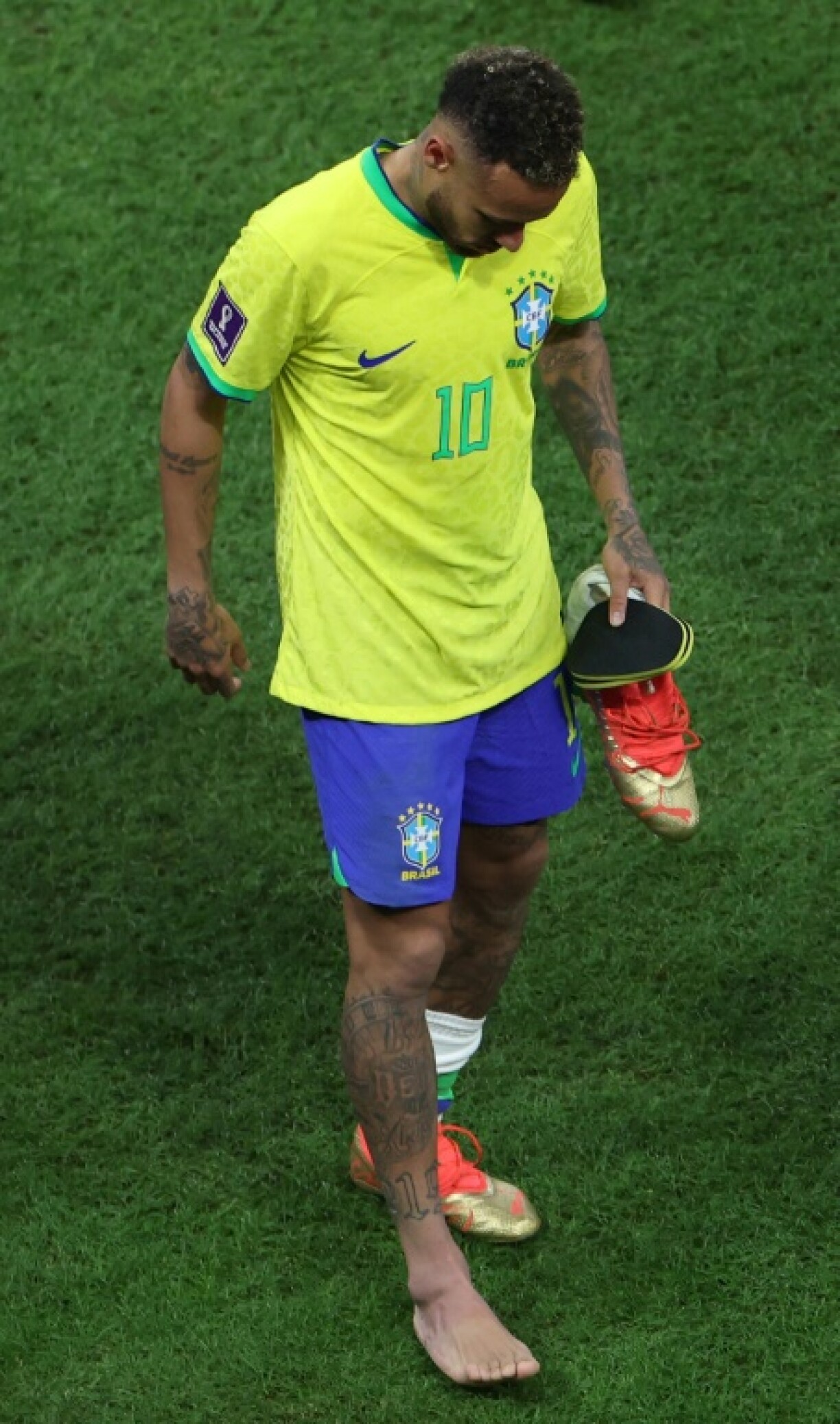 Neymar sortant du terrain le 24 novembre 2022 lors de la victoire du Brésil face à la Serbie. Le maître à jouer des Auriverde s'est fait une entorse à la cheville droite. Il passera des examens dans les 24 heures
