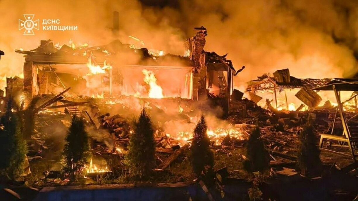 Photo prise et diffusée par le service d’État ukrainien des situations d’urgence, le 8 août 2026, montrant un bâtiment en feu après des frappes de missiles balistiques russes dans la région de Kiev