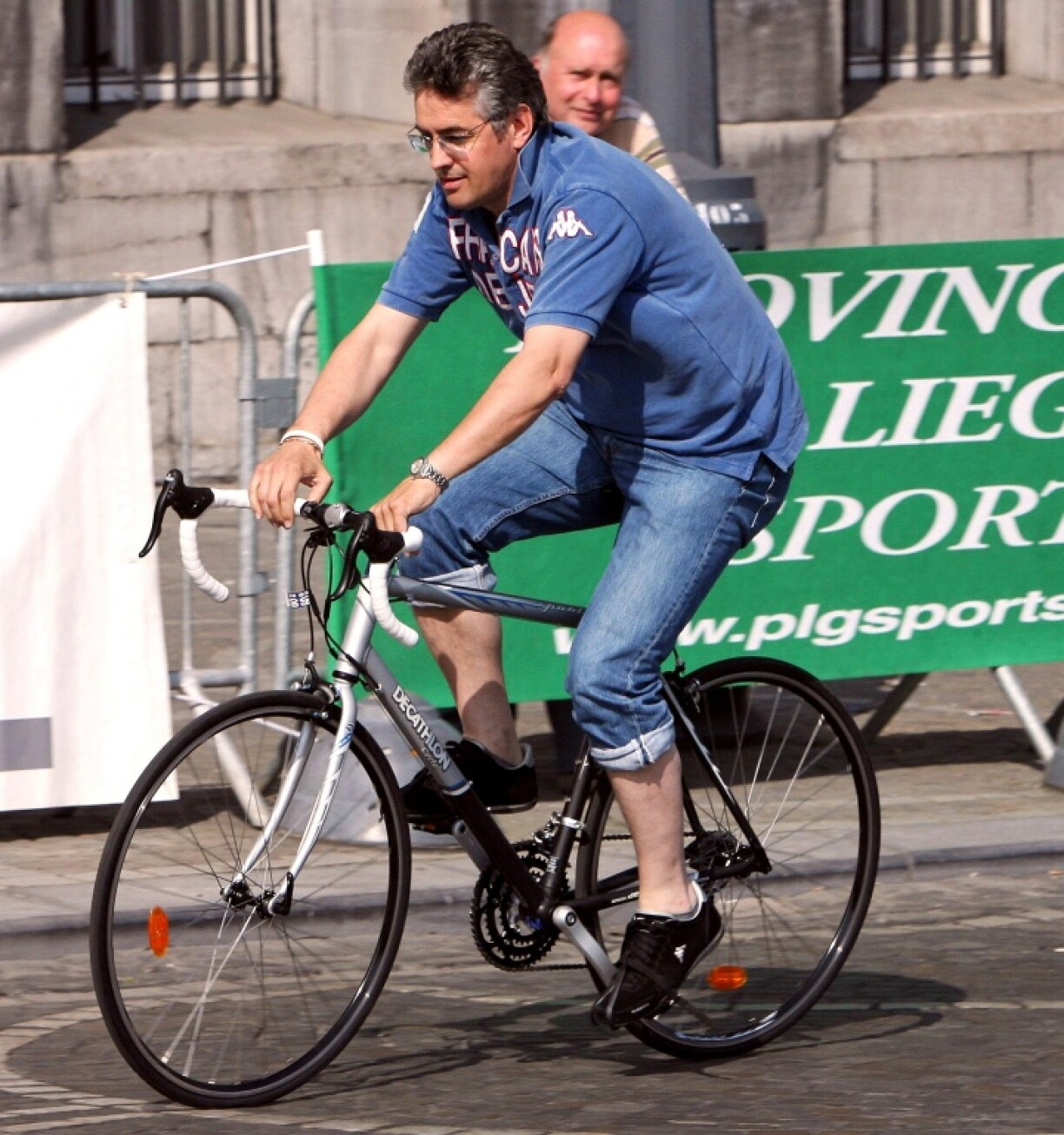 Marc Madiot, le directeur général de l'équipe de la Française des jeux, participe à une course caritative, à Liège, le 27 avril 2007