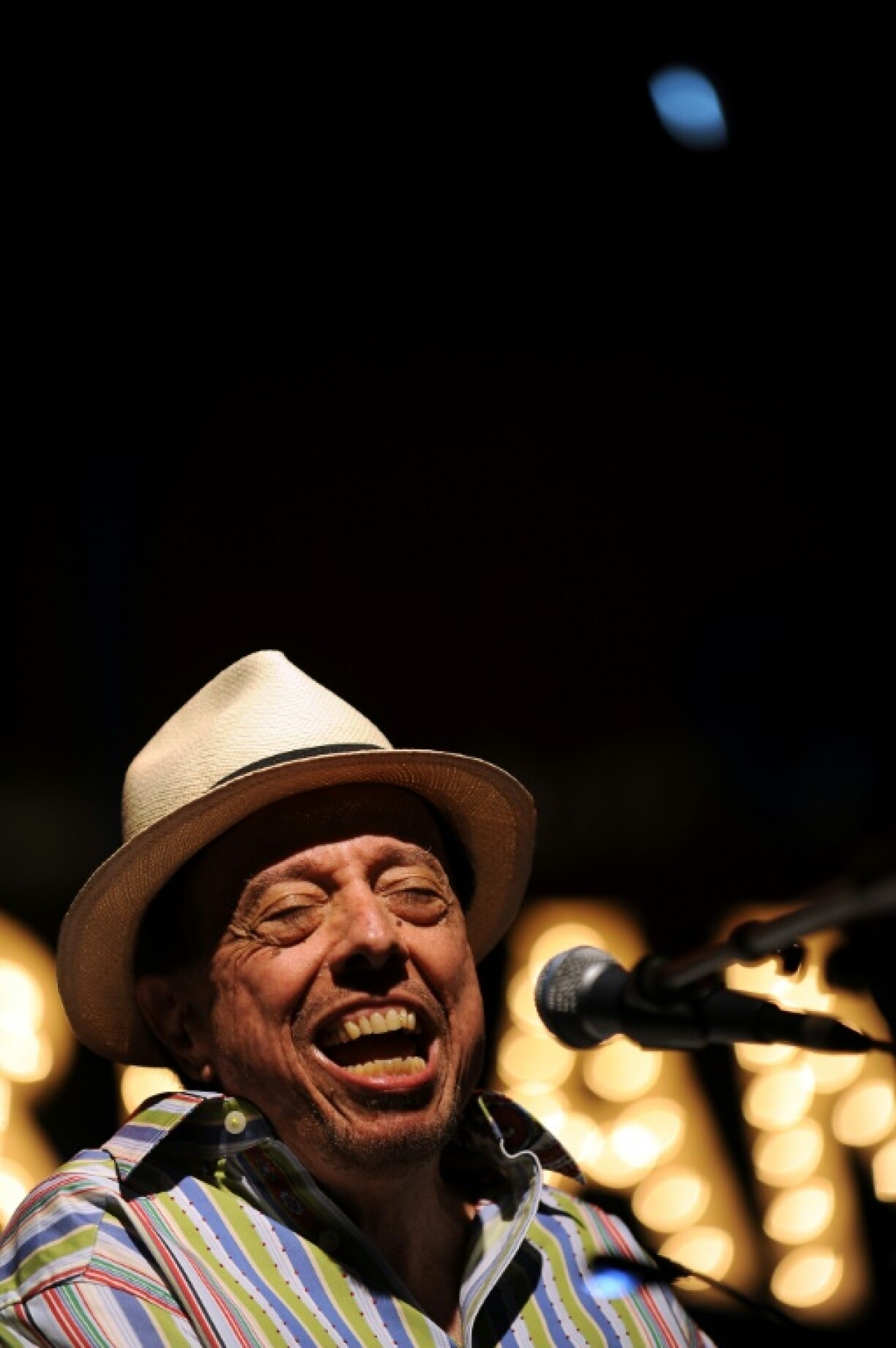 Le musicien brésilien Sergio Mendes, lors d'un concert à Glendale en Californie, le 4 août 2011