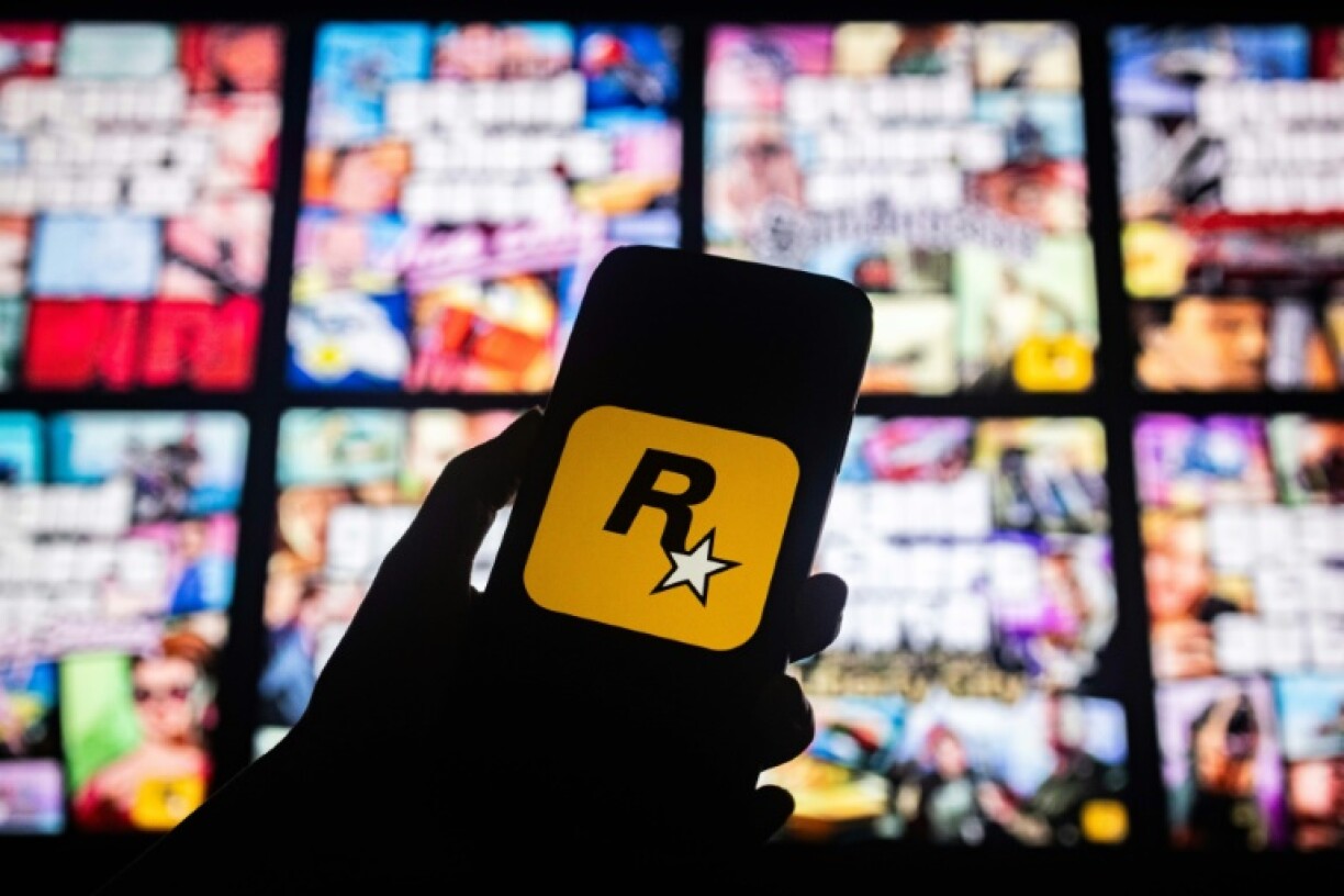 Le logo de Rockstar Games devant des pochettes de jeux vidéo de la franchise