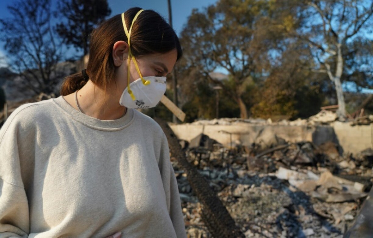 Kyle Kucharski et sa femme Nicole Perri contemple les ruines de sa maison, dévastée par un incendie à Pacific Palisades, près de Los Angeles, le 10 janvier 2025