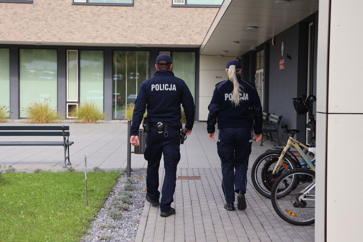 Polnesch Policebeamten op Patrull an enger Schoul.