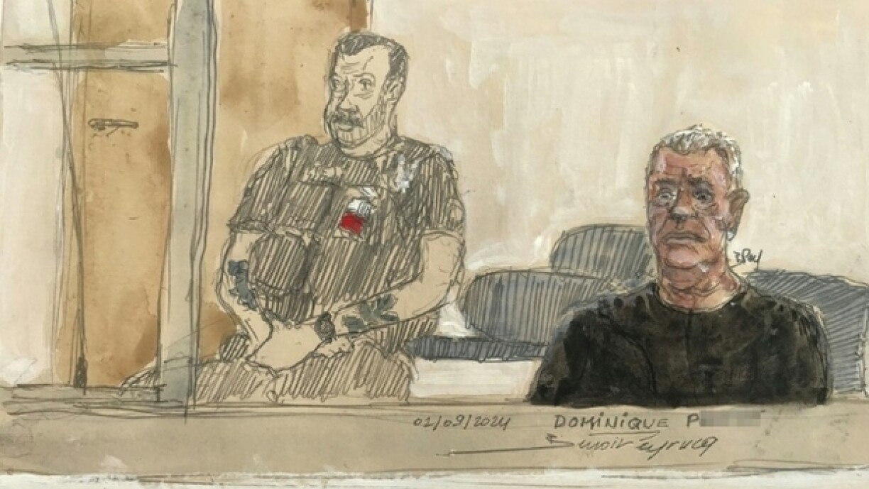 Dominique P. (à droite) pendant son procès devant la Cour criminelle d'Avignon, le 2 septembre 2024