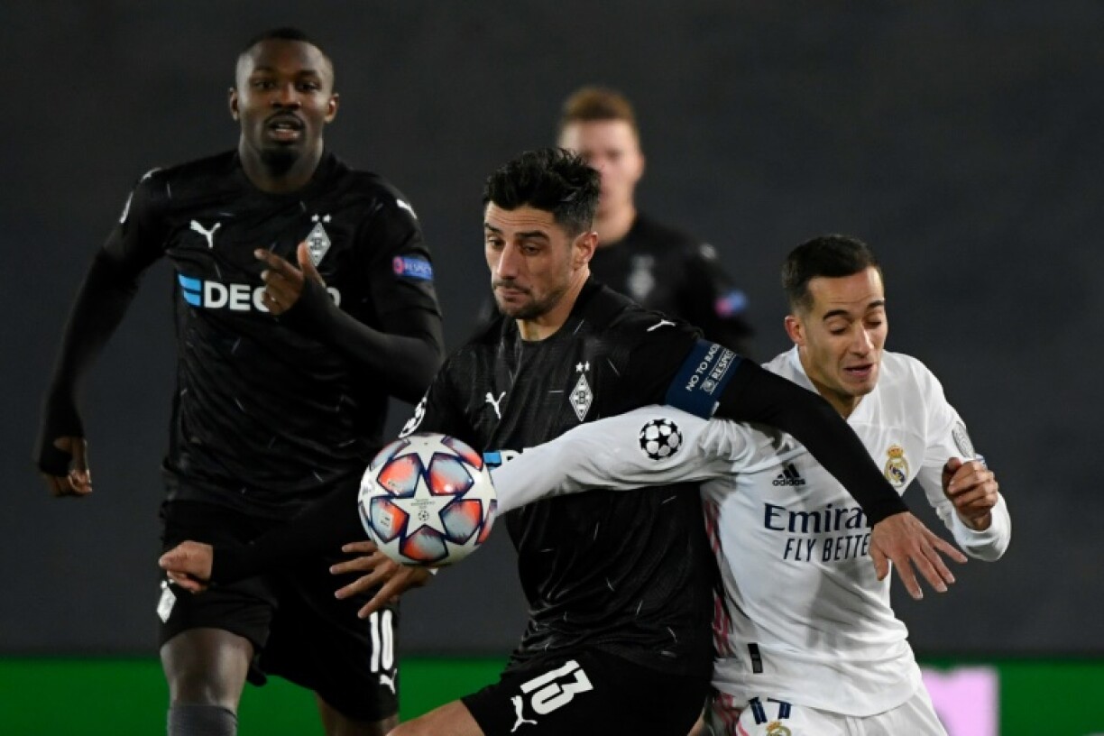 Le milieu et capitaine de Mönchengladbach, Lars Stindl (g), en lutte avec l'attaquant du Real Madrid, Lucas Vazquez, lors du match de groupes de la Ligue des champions à Valdebebas, le 9 décembre 2020