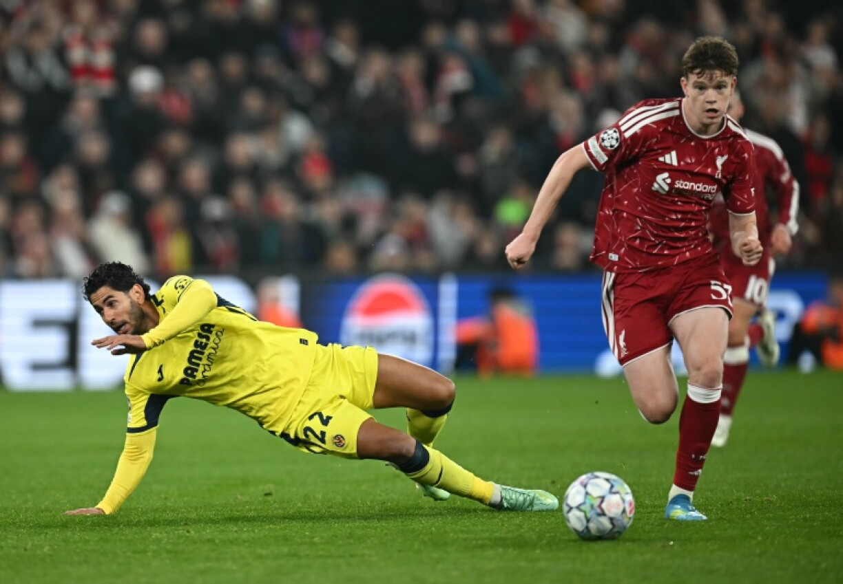 Le milieu de Liverpool James McConnell (D) et le joueur de Villarreal Ayoze Perez Gutierrez lors de la victoire aux forceps des Reds 4-3 en Ligue des champions, le 20 octobre 2026 à Anfield