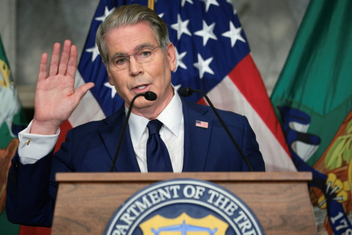 Le ministre américain des Finances, Scott Bessent, fait un signe aux journalistes après avoir annoncé une nouvelle série de sanctions contre l'Iran, le 24 août 2026, à Washington