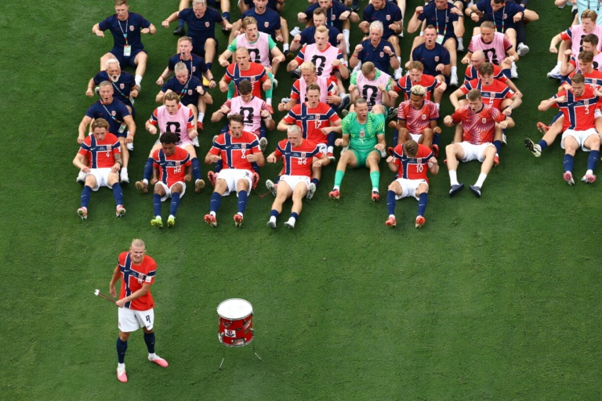 Erling Halland mène les célébrations des joueurs norvégiens après la victoire contre le Brésil, le 5 juillet 2026 à East Rutherford, dans le New Jersey