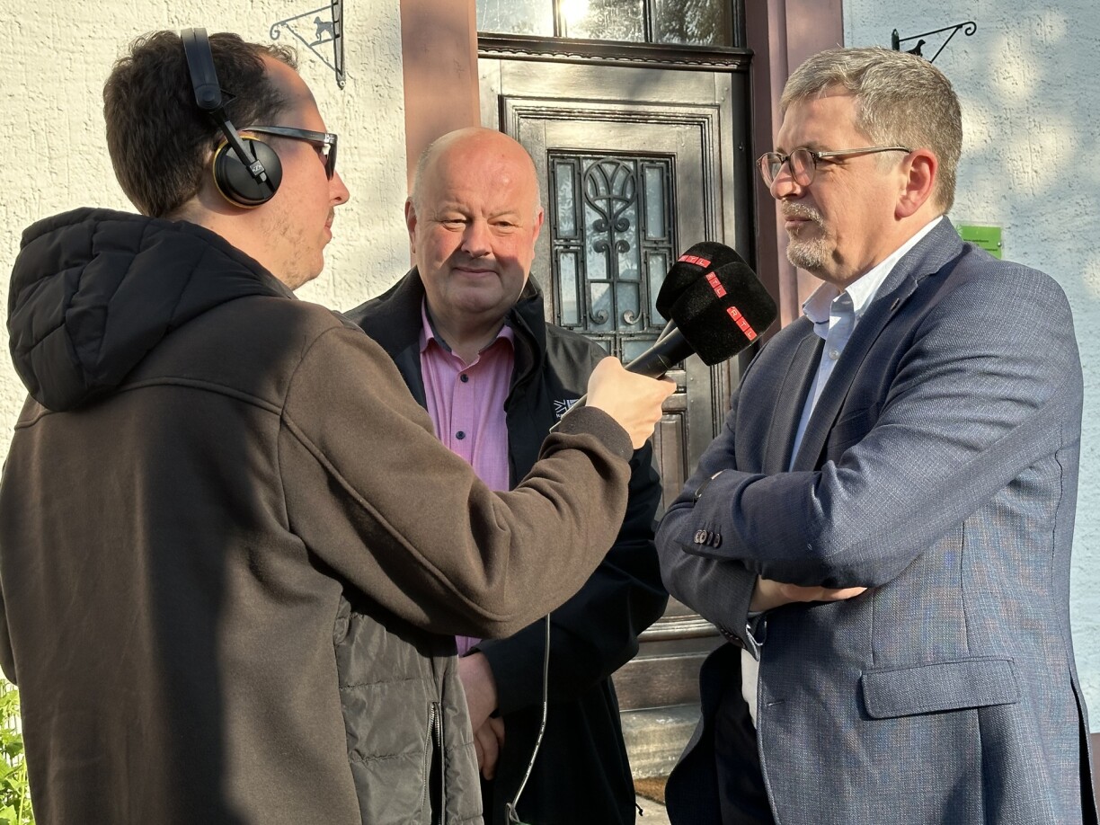 De Marc Hoscheid hat de Buergermeeschter vun der Stauséigemeng Marco Koeune (an der Mëtt), an de Marc Crochet (riets) en Donneschdeg de Moien am Interview.