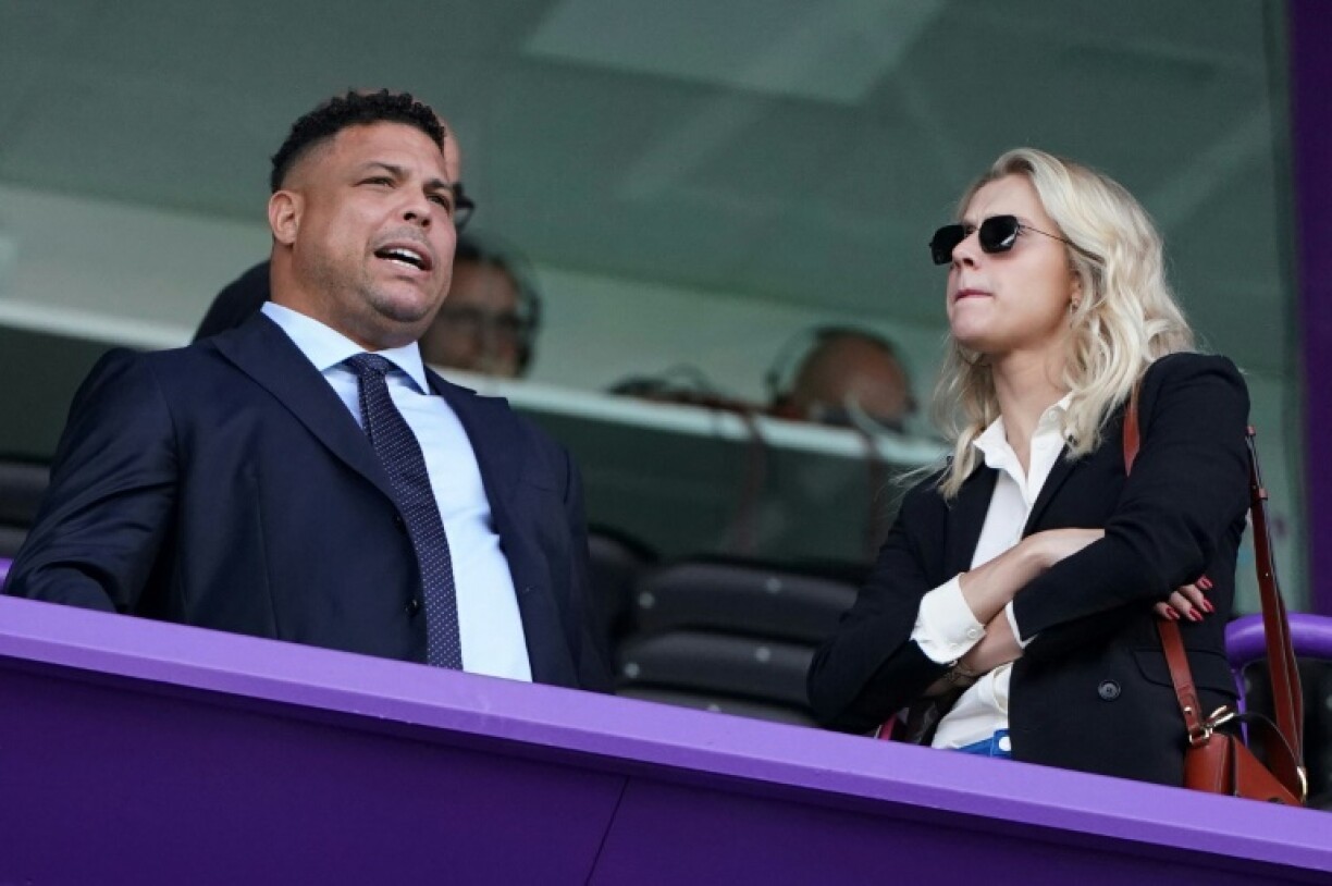 El brasileño Ronaldo Nazario (izquierda) asiste a un partido del Real Valladolid contra el Atlético de Madrid junto a su mujer Celina Locks, el 6 de octubre de 2019 en el estadio José Zorrilla de Valladolid