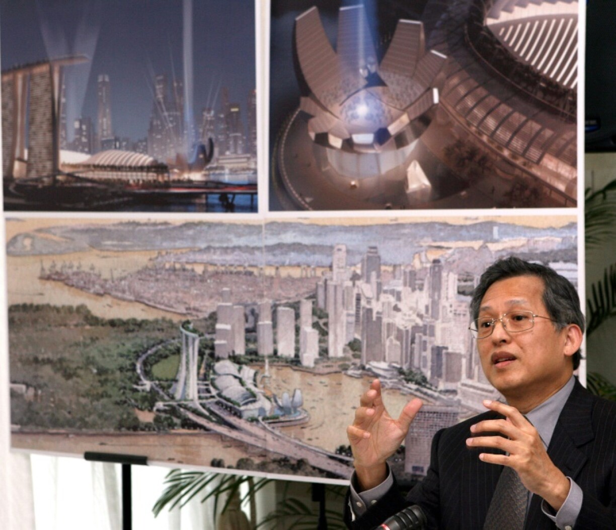 Kwek Leng Beng at a press briefing in April 2006