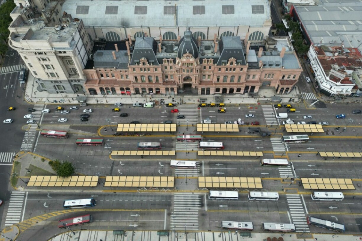 Vue aérienne de la station de métro Constitution, à Buenos Aires, fermée lors d'une grève de 24 heures dans les transports sauf les bus, le 10 avril 2025