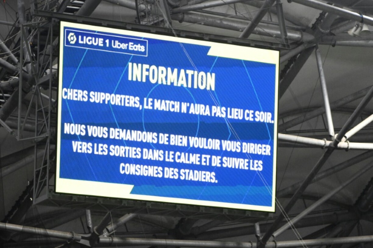 Un message diffusé sur les écrans géants du Stade Vélodrome annonçant aux spectateurs l'annulation du match OM-OL du 29 octobre 2023