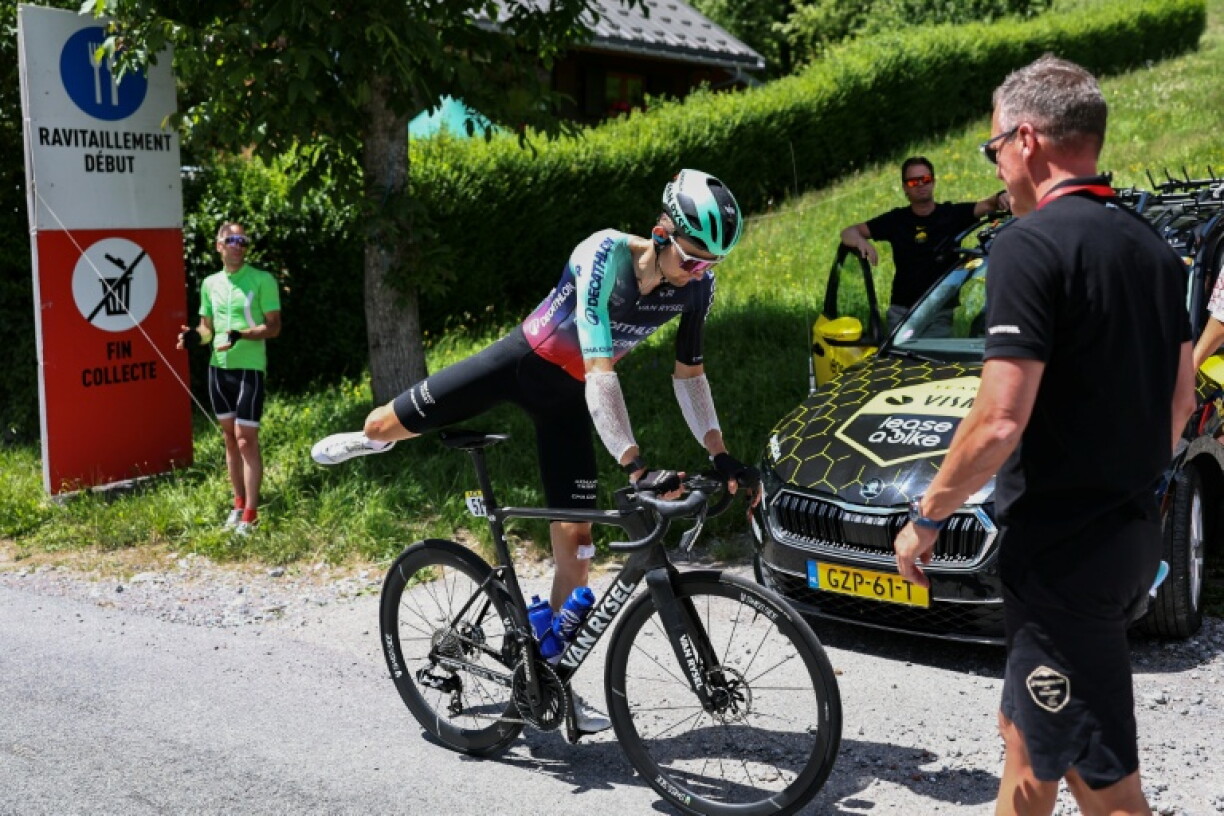 Le coureur français Paul Seixas abandonne lors de la dernière étape Tour Auvergne-Rhône-Alpes, le 14 juin 2026