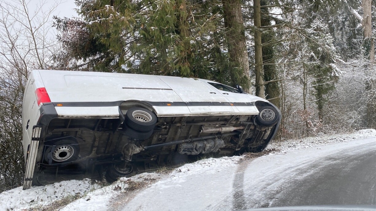 Camionette am Schiltzbierg vun der Strooss ofkomm