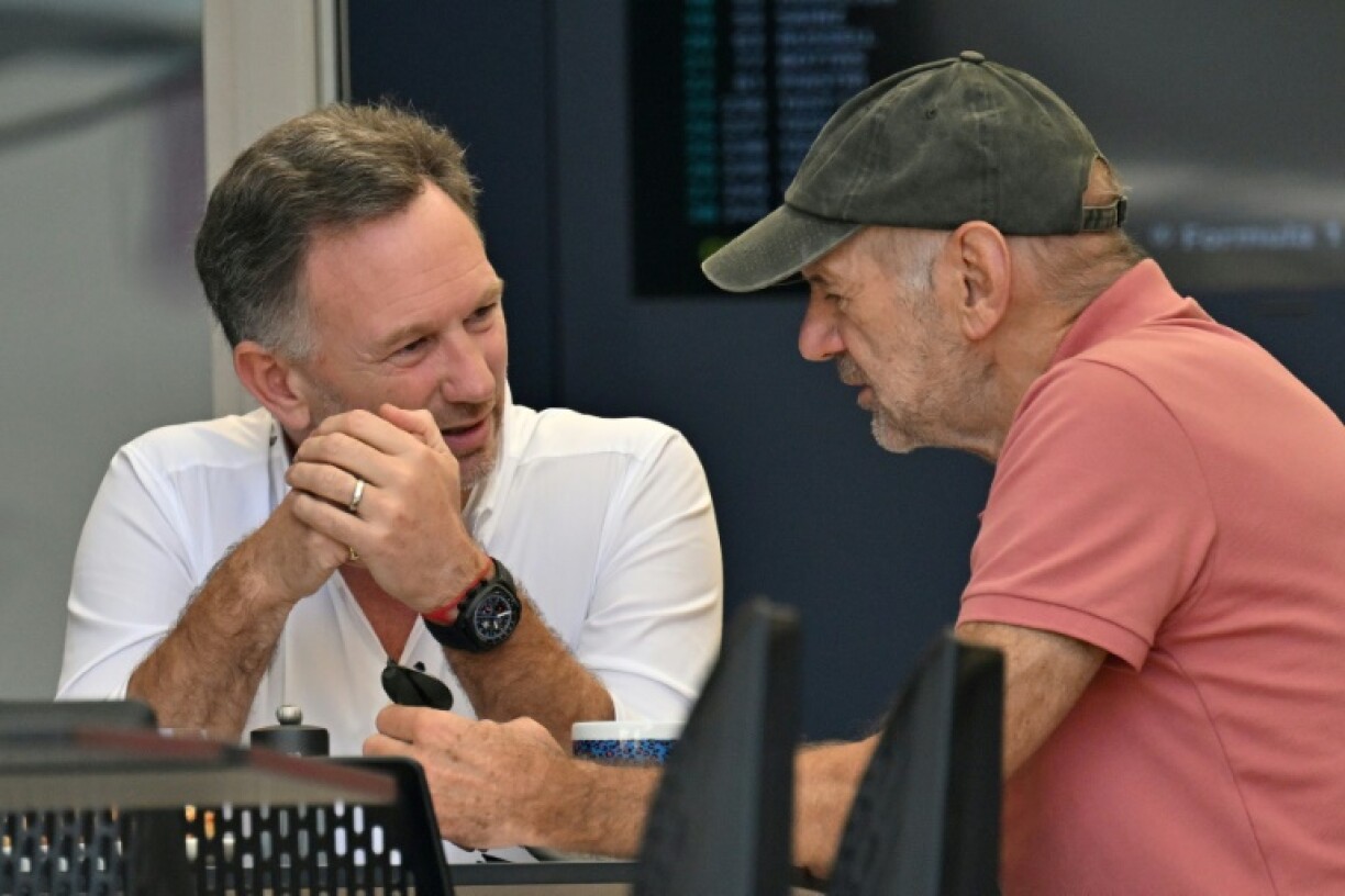 Le directeur de Red Bull Christian Horner (g) et l'ingénieur Adrian Newey, le 22 février 2024 à Bahreïn