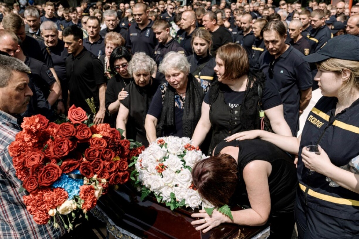 Funérailles d'un pompier tué pendant une attaque de missiles russes sur Kiev, le 9 juin 2025
