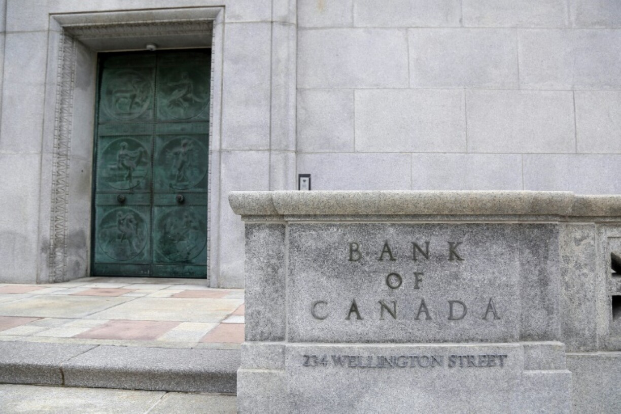 The Bank of Canada has lowered its key lending rate in a bid to help a slowing economy