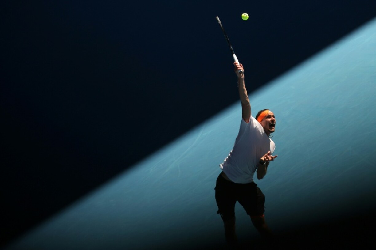 L'Allemand Alexander Zverev (N.3 mondial) au service face au Canadien Gabriel Diallo (41e), au premier jour de l'Open d'Australie à Melbourne