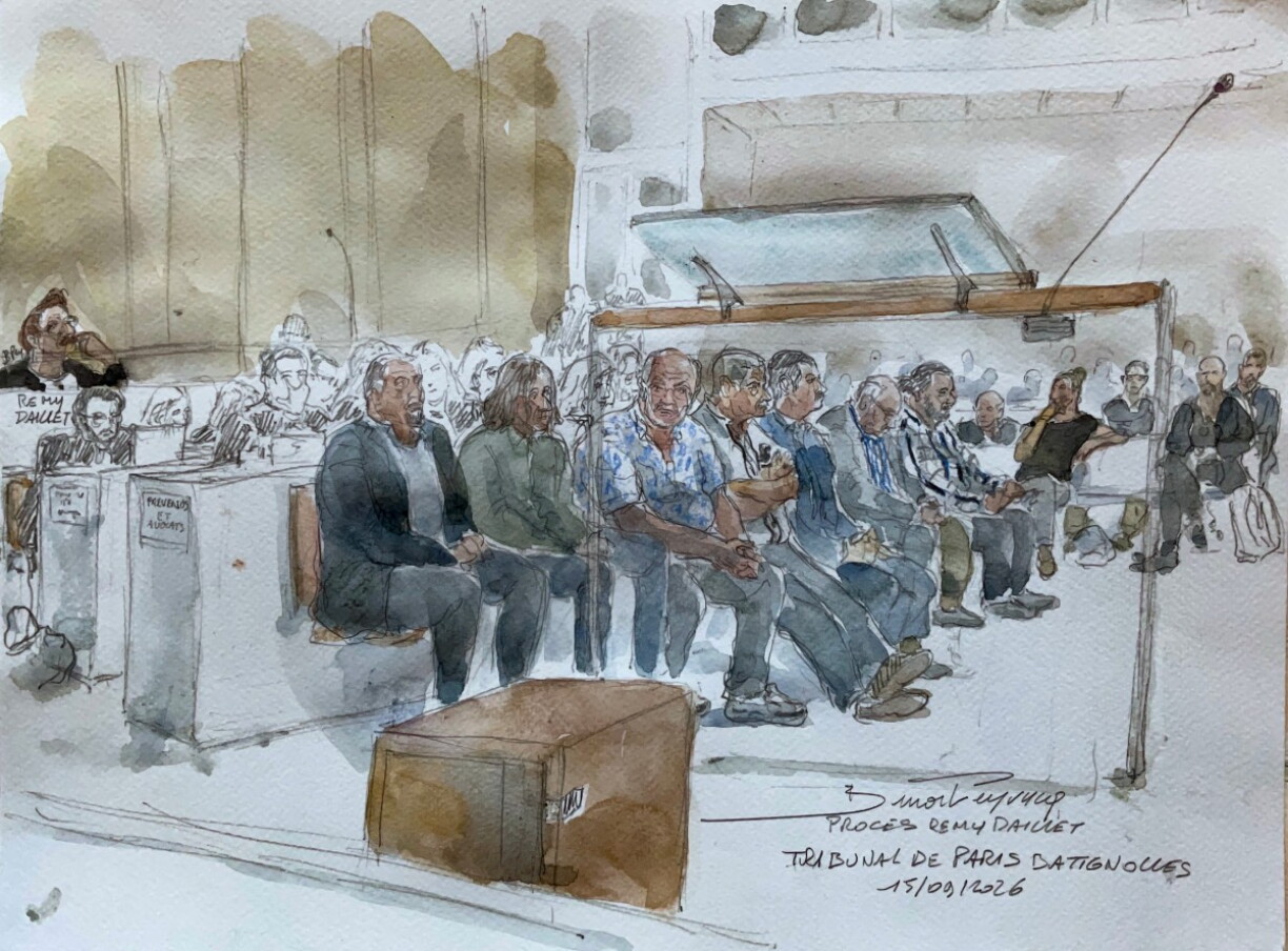 Ce croquis d'audience réalisé le 15 septembre 2026 montre le prévenu Remy Daillet (à gauche) lors de l'ouverture de son procès, aux côtés des membres de son groupe complotiste d'extrême droite (au premier rang) ; ils sont jugés pour association de malfaiteurs en relation avec une entreprise terroriste et pour l'enlèvement, en 2021, d'une fillette de huit ans, au tribunal de Paris, dans le quartier des Batignolles.