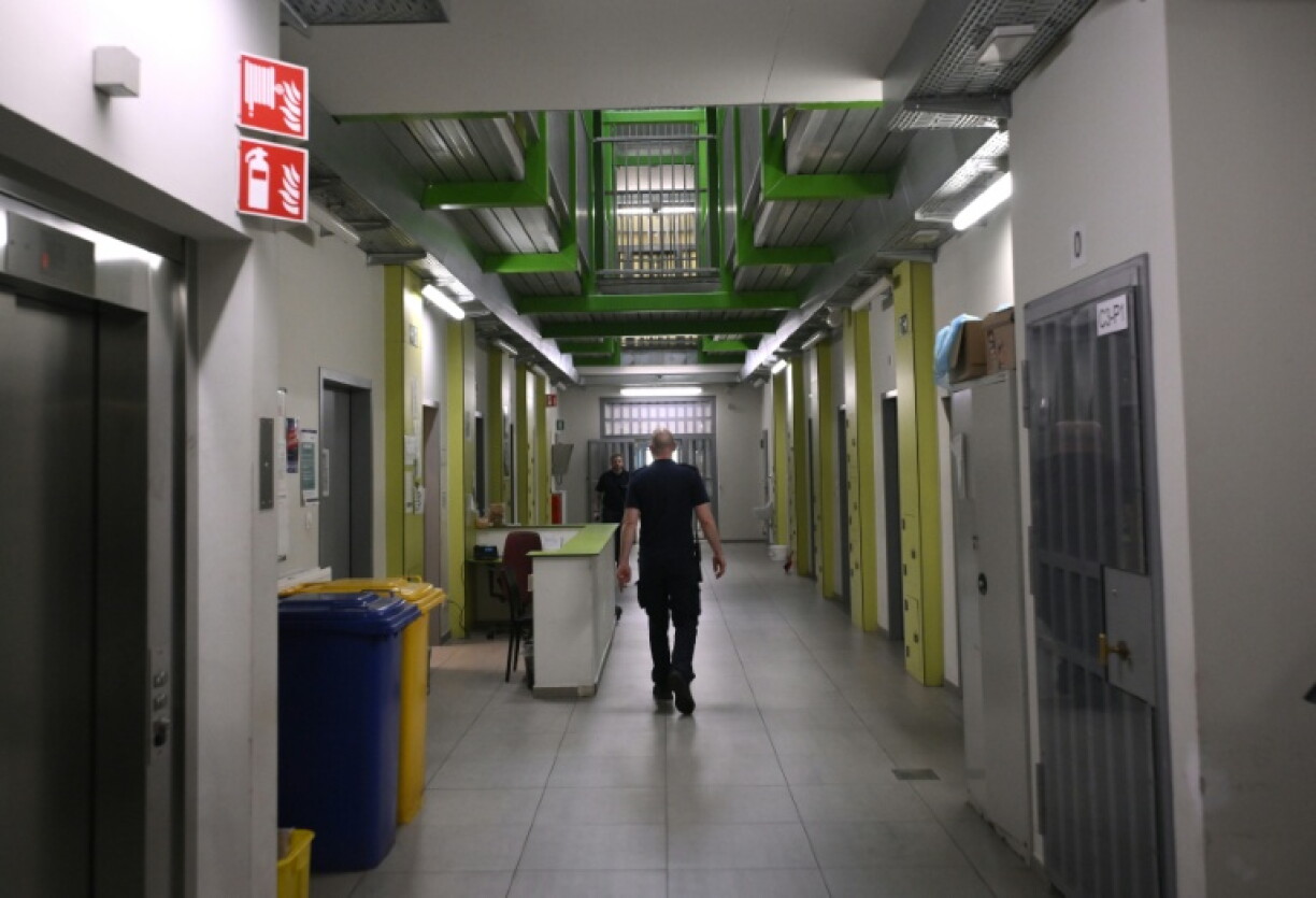 Un agent pénitentiaire dans un couloir de la prison de Namur, le 23 juin 2026 en Belgique