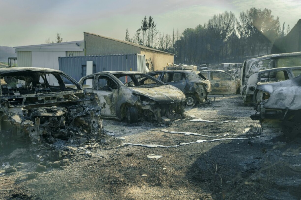 Des voitures carbonisées dans l'important incendie dans l'Aude, le 6 août 2025 à Saint-Laurent-de-la-Cabrerisse