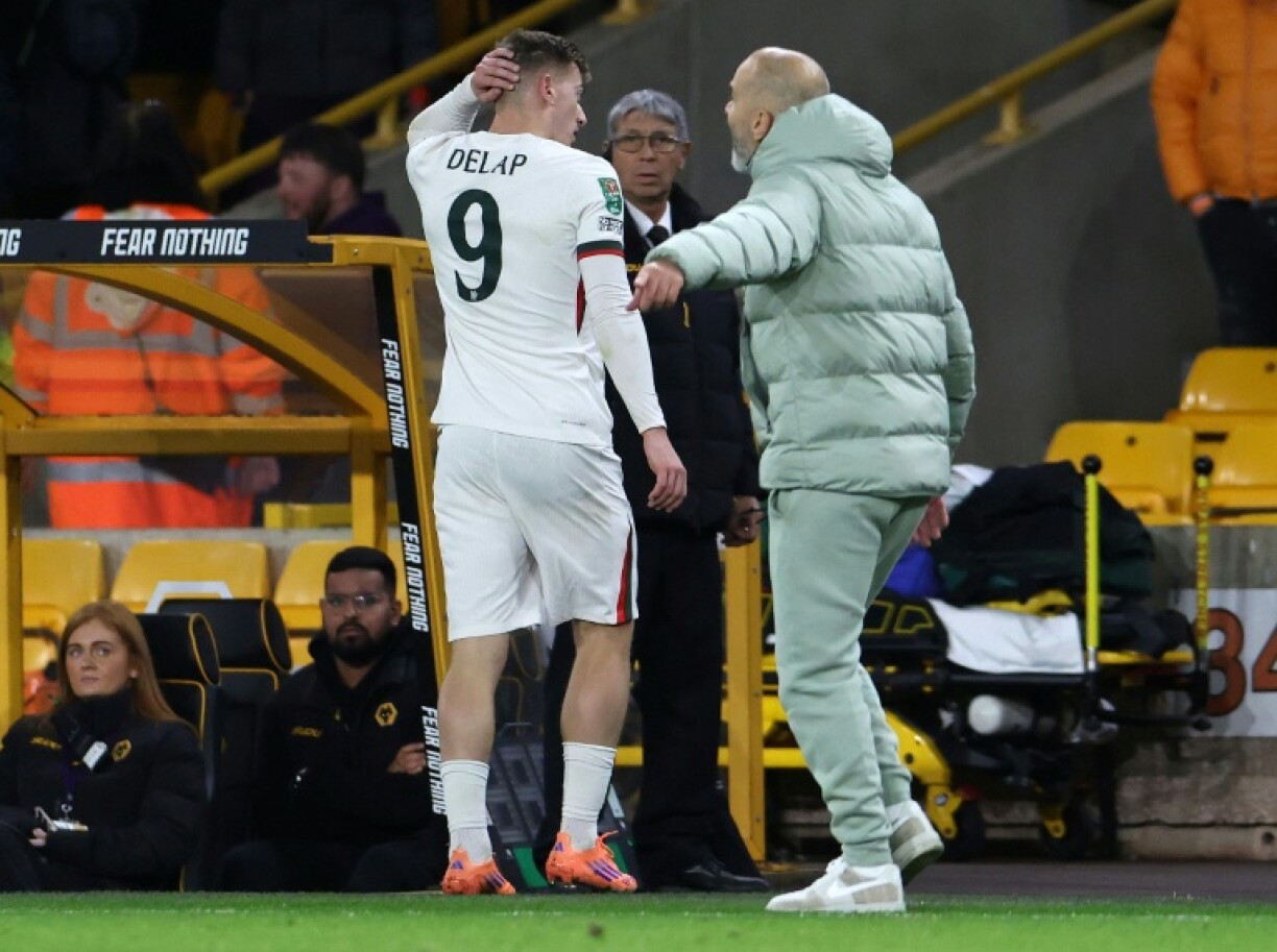 Chelsea boss Enzo Maresca remonstrates with Liam Delap after he was sent off at Wolves