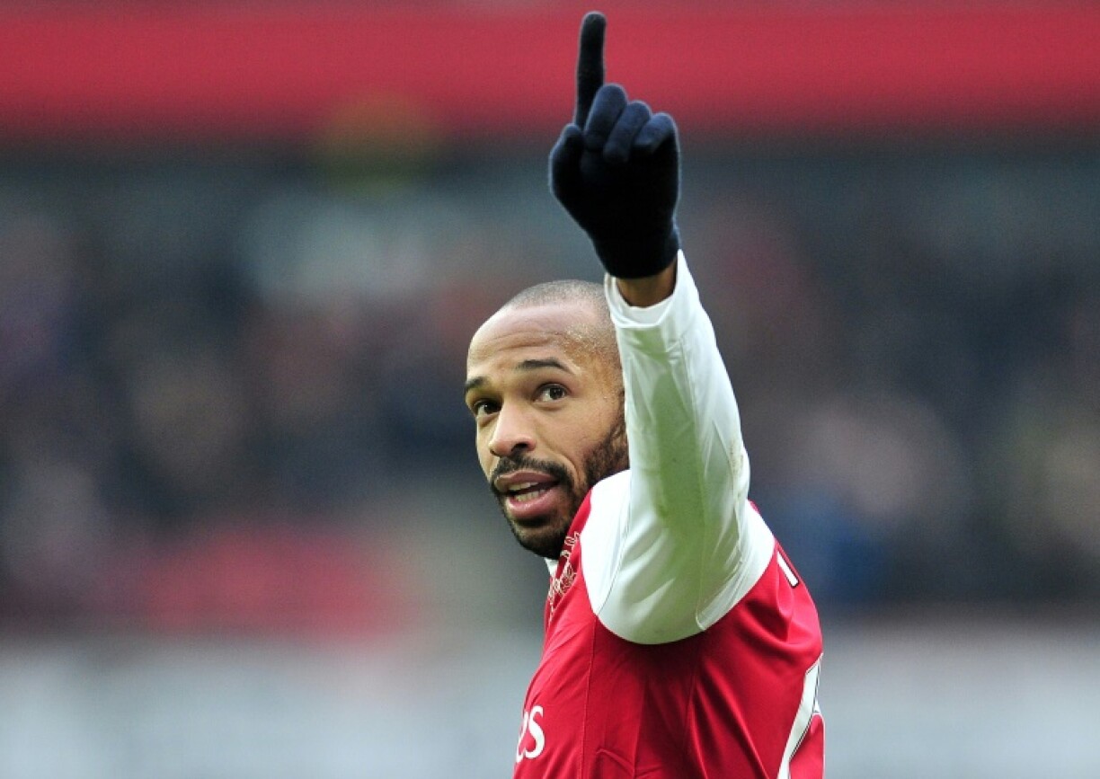 Thierry Henry, l'attaquant français d'Arsenal, célèbre le septième but marqué par son équipe lors du match de Premier League anglaise entre Arsenal et Blackburn Rovers à l'Emirates Stadium au nord de Londres, le 4 février 2012.