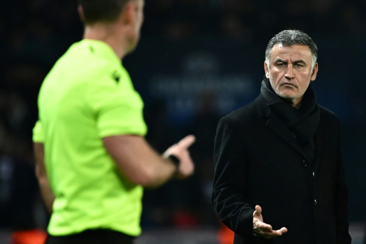 L'entraîneur français du Paris Saint-Germain, Christophe Galtier (d.), discute avec l'arbitre pendant le match de C1 contre le Bayern Munich, à Paris, le 14 février 2023