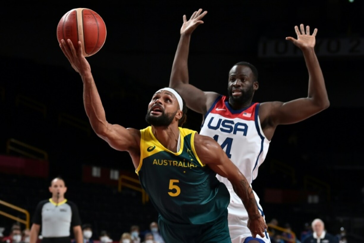 L'Australien Patty Mills est bousculé par l'Américain Draymond Green, lors de leur demi-finale, le 5 août 2021 aux Jeux Olympiques de Tokyo 2020