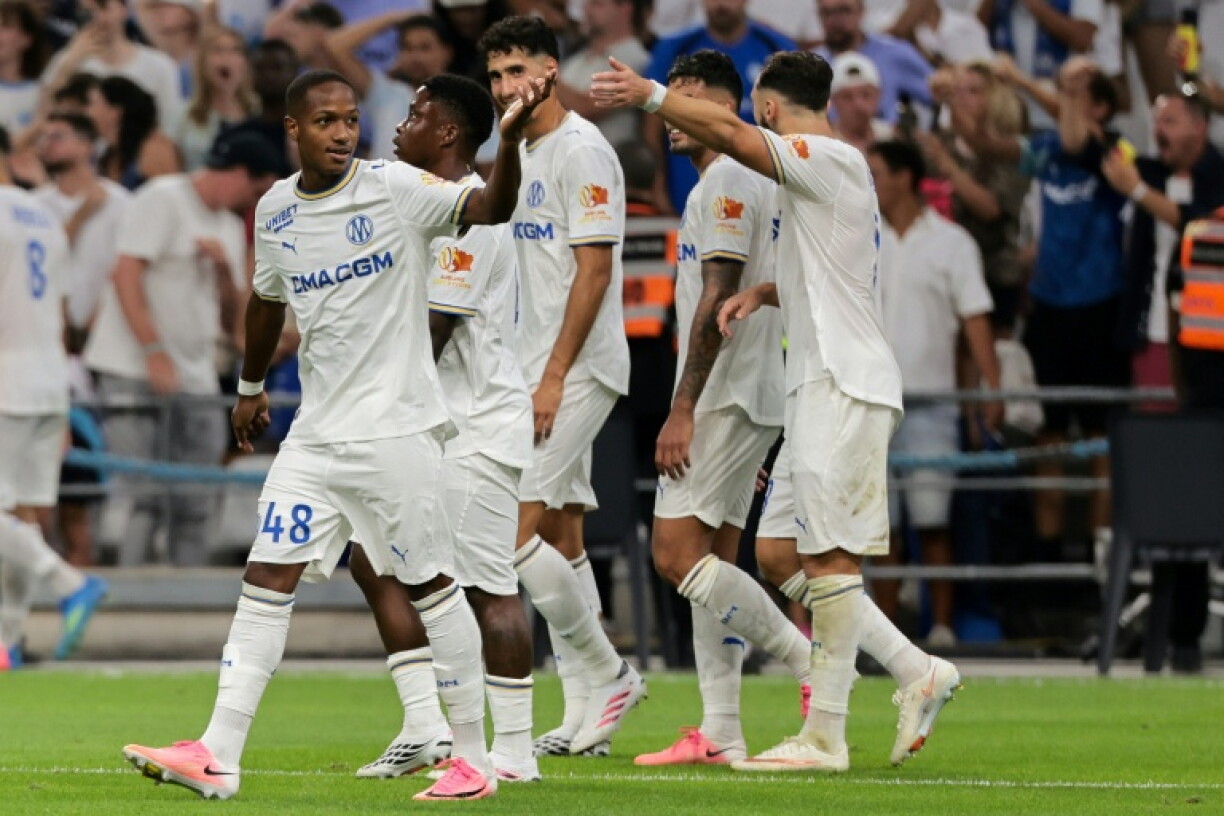 Le jeune Marseillais Keyliane Abdallah célèbre son but avec ses coéquipiers de l'OM lors du match d'ouverture de la 1re journée de Ligue 1 entre l'Olympique de Marseille et Strasbourg au stade Vélodrome le 21 août 2026
