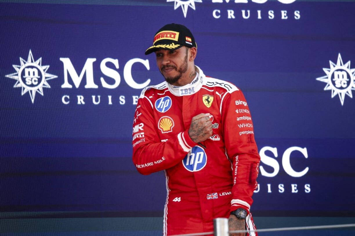 Lewis Hamilton, de la Scuderia Ferrari, célèbre sa victoire sur le podium lors du Grand Prix de Formule 1 MSC Barcelone - Catalogne sur le Circuit de Barcelone-Catalogne à Montmeló, en Espagne, du 11 au 14 juin 2026.