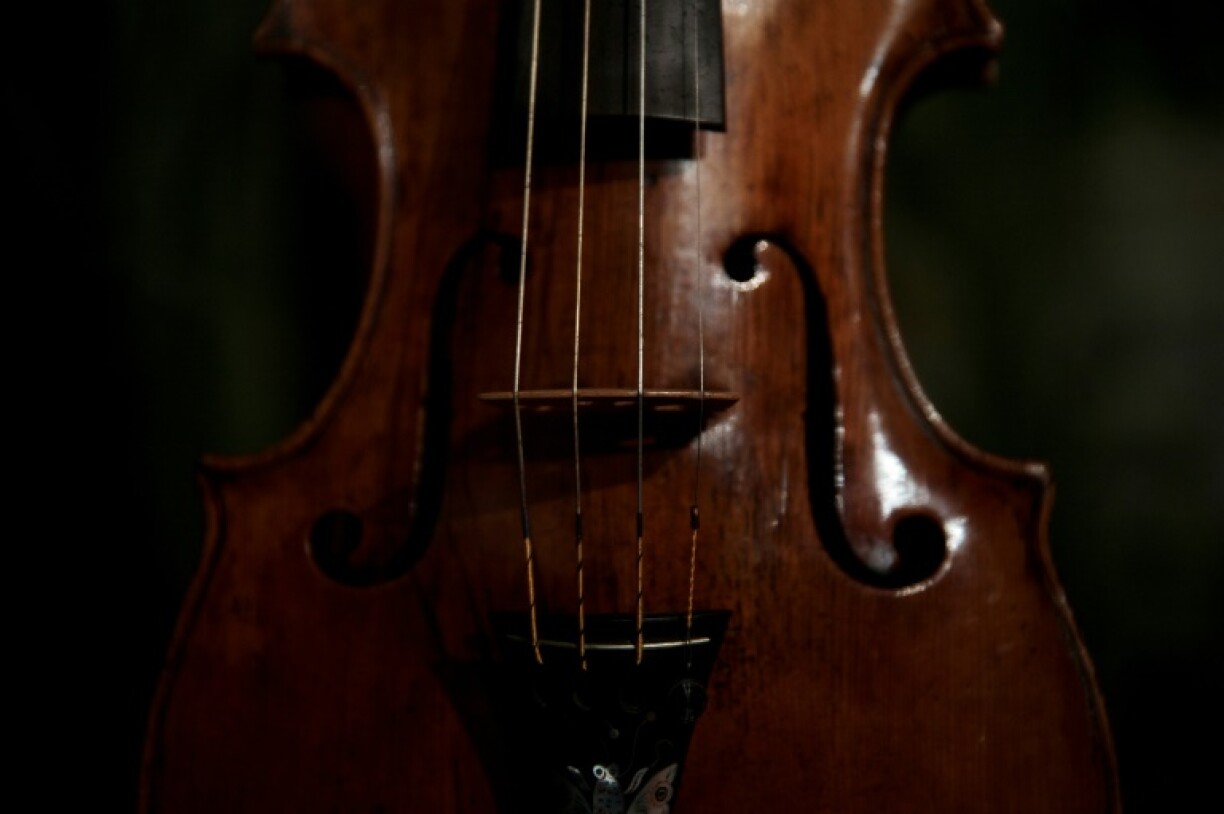 Johann Strauss II put on impressive shows on stage, playing the violin with great panache and conducting the orchestra with his bow while frantically jumping up and down
