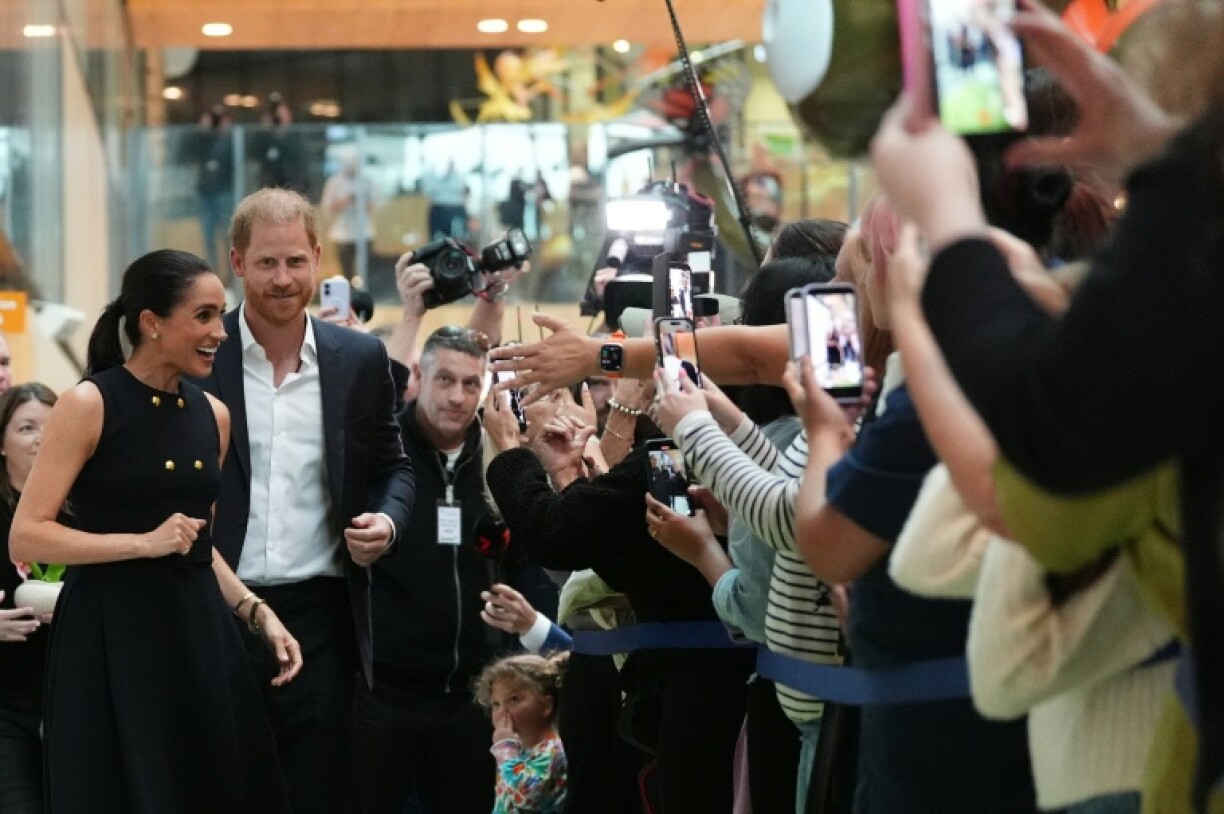 Le prince Harry (d), duc de Sussex, et son épouse Meghan, duchesse de Sussex, visitent le Royal Children's Hospital de Melbourne, le 14 avril 2026 en Australie
