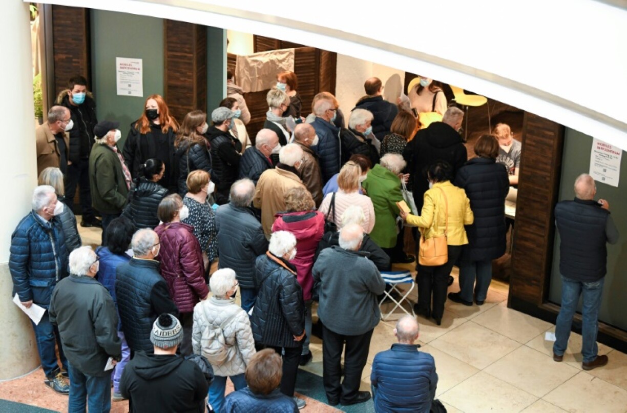 La queue devant un centre de vaccination contre le COvid-19 dans un centre commercial à Ludwigsburg, dans le sud de l'Allemagne, le 11 novembre 2021